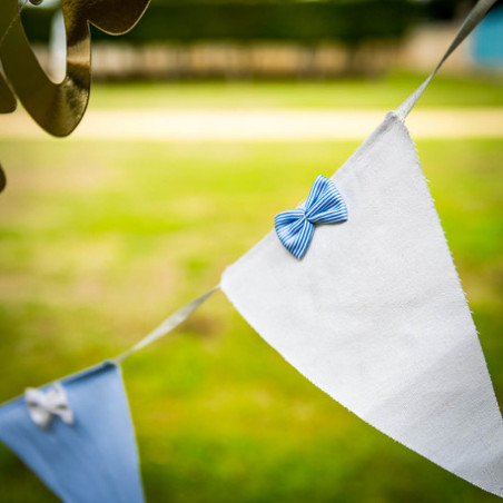 Banderole Tissus à Fanions et Noeuds Bleu Clair Blanc à Rayures Fines