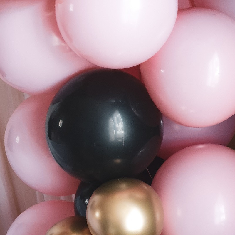 Kit arche de ballons organiques thème minnie mouse noir rose doré