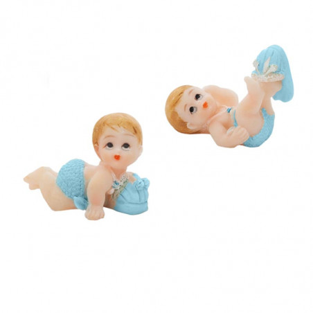 Figurine Bébé Garçon avec Petit Cadeau et fleur