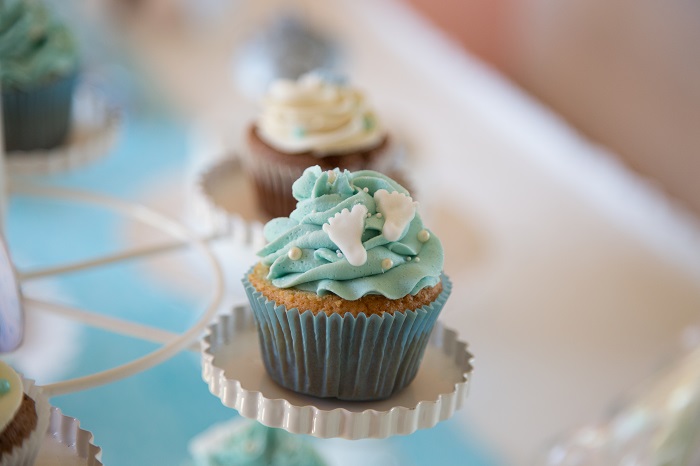 cup cakes décorations idées pour baby shower fête de grossesse