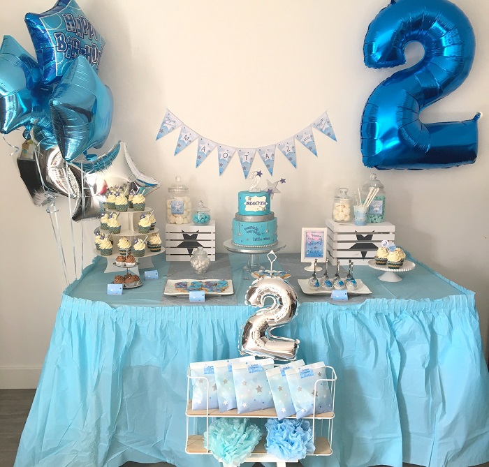 Un premier anniversaire Prince et Ourson : bleu, blanc, argent et ballons