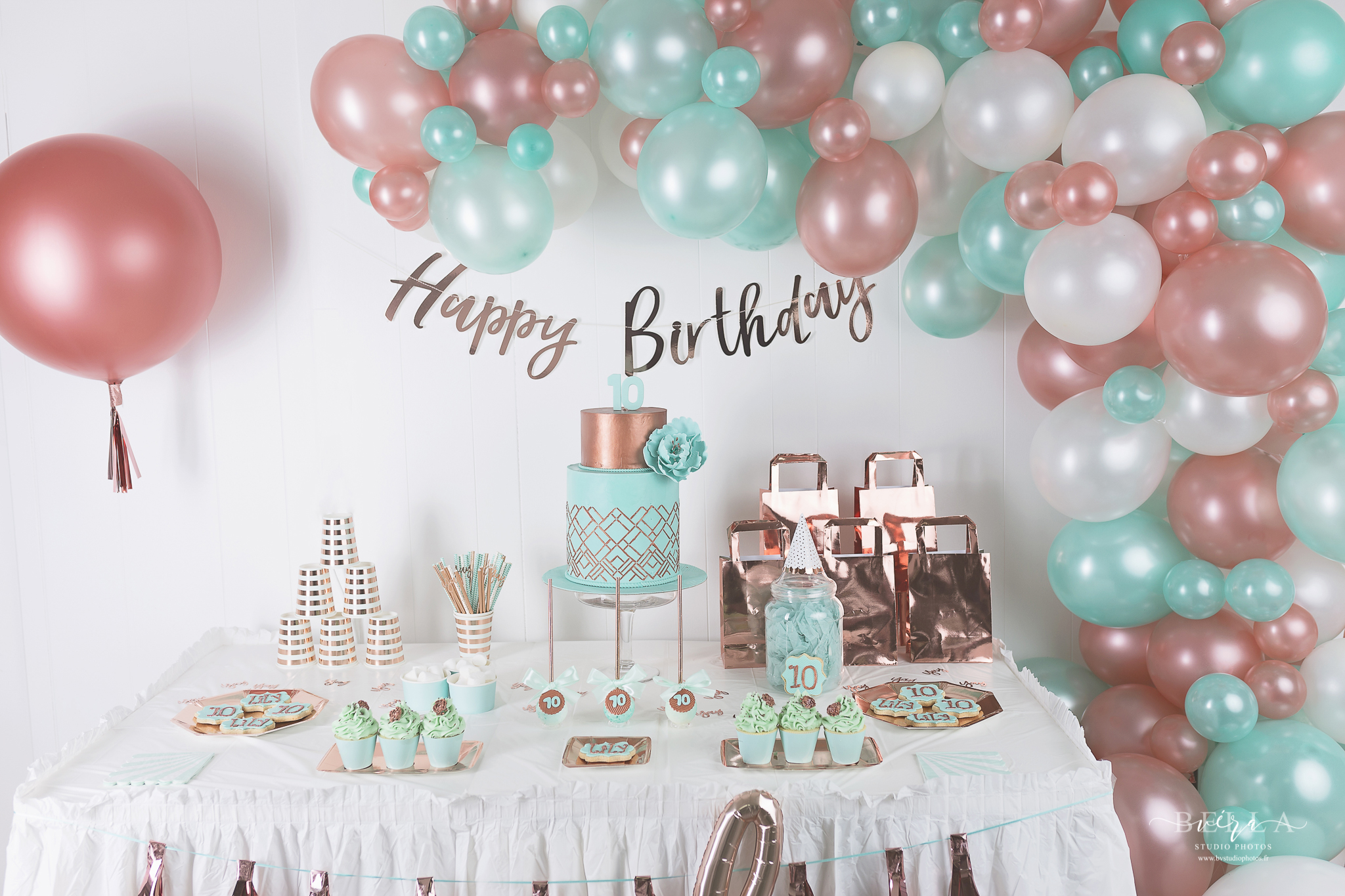 décorations ballons organiques rose gold et mint anniversaire de Lily