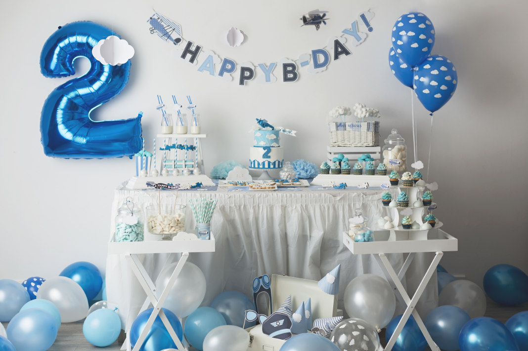 Anniversaire De Tout-petit Garçon Enfant Avec Des Ballons Et Des