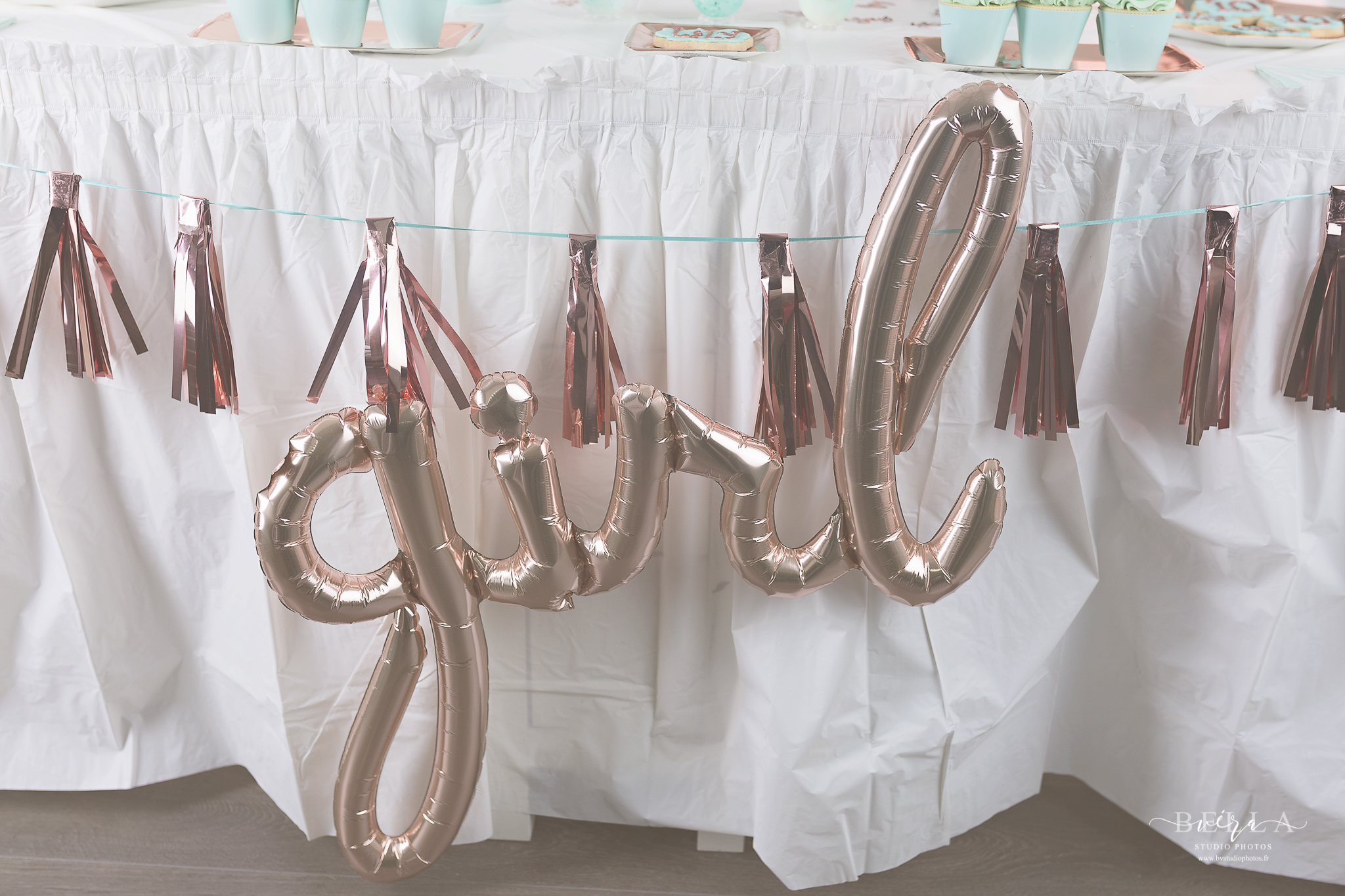 décorations ballons organiques rose gold et mint anniversaire de Lily