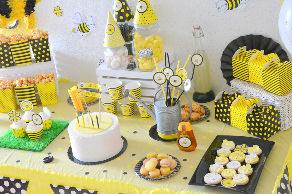 La décoration d'anniversaire sur le thème du jeu jaune et gris… - Chez