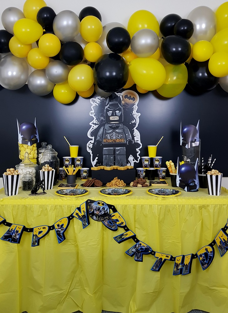 La décoration d'anniversaire sur le thème du jeu jaune et gris