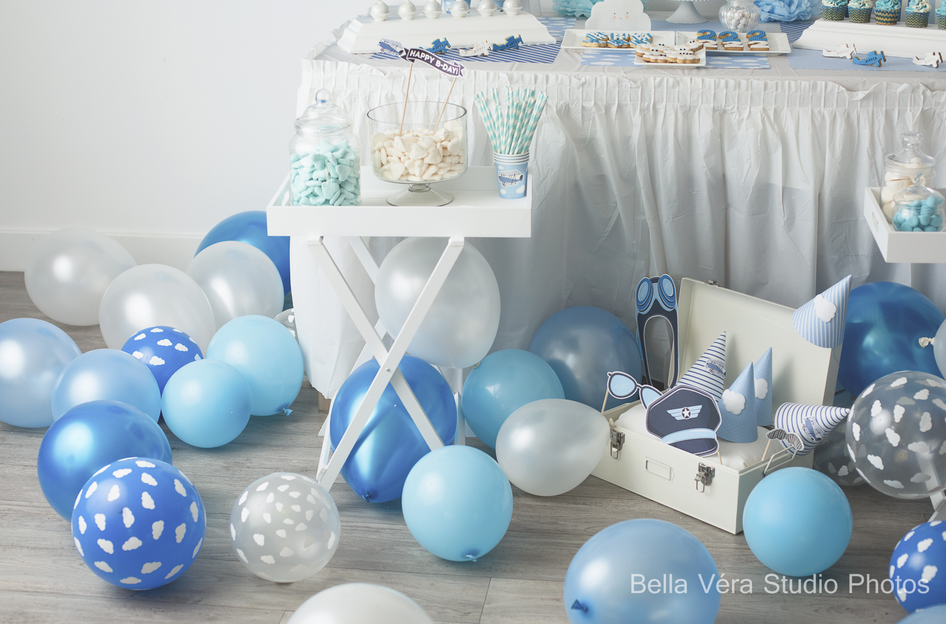 Bébé Garçon 1 An Avec Un Gâteau Et Des Ballons, Anniversaire D'un