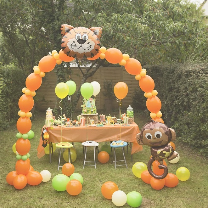 Anniversaire De Tout-petit Garçon Enfant Avec Des Ballons Et Des