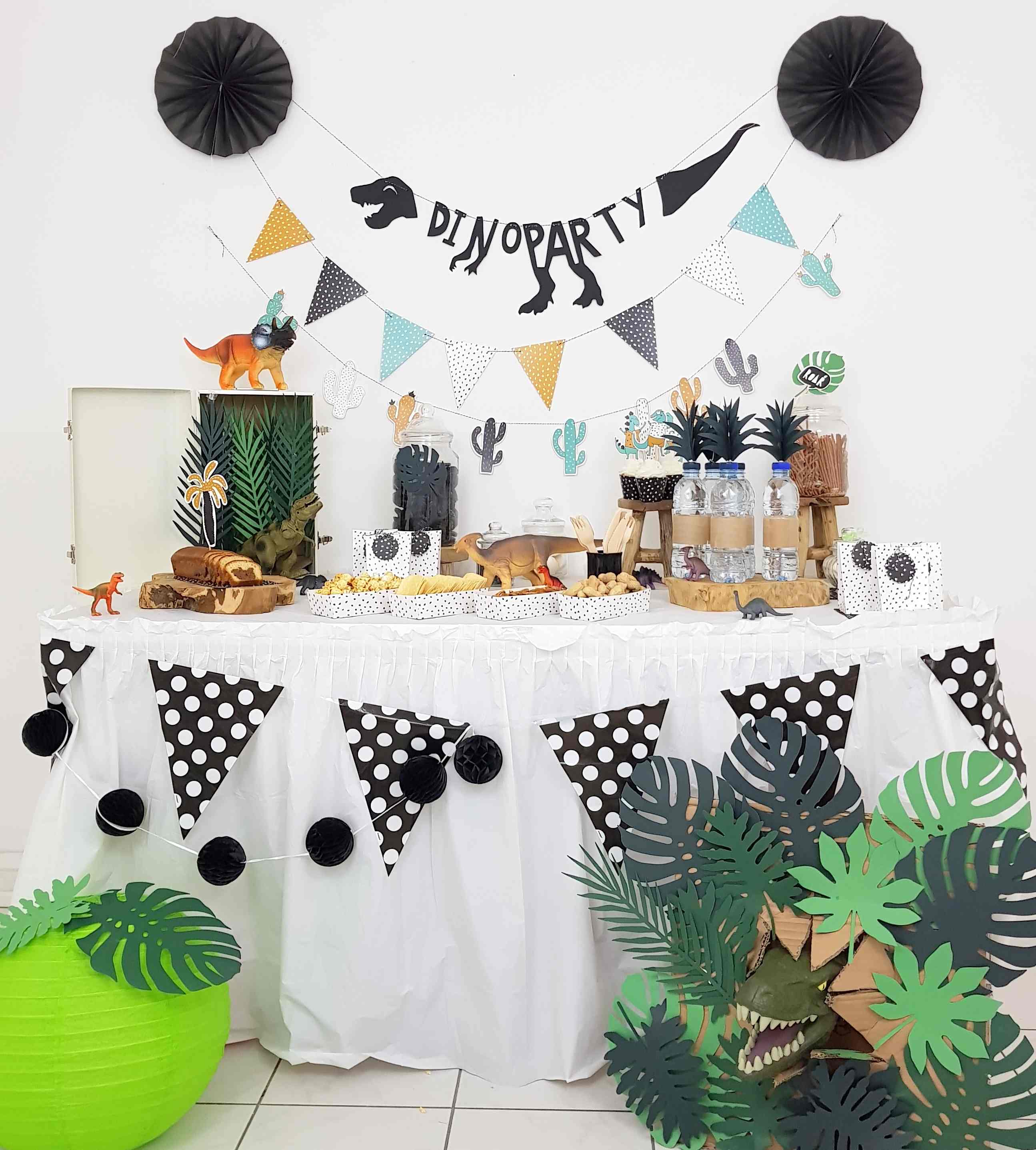 anniversaire pour enfant dinosaures et jungle vert noir blanc