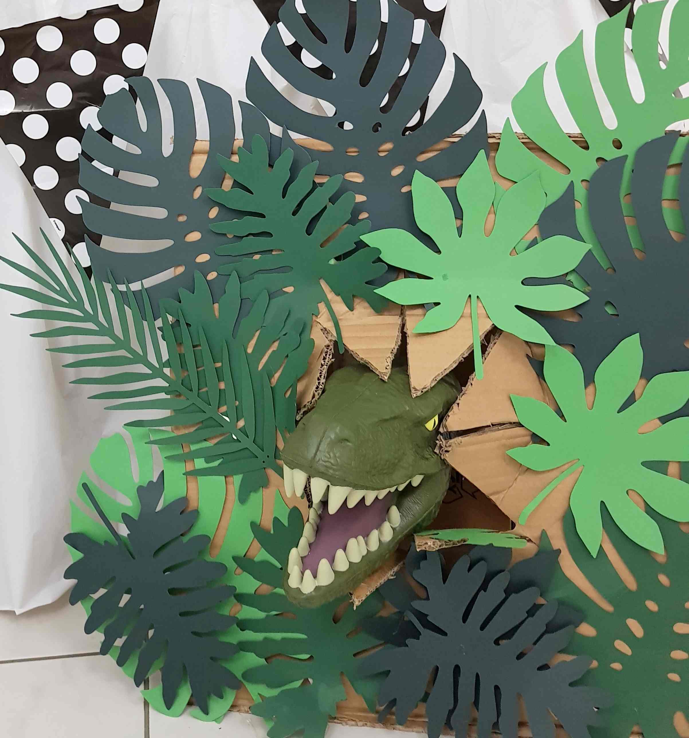 anniversaire pour enfant dinosaures et jungle vert noir blanc