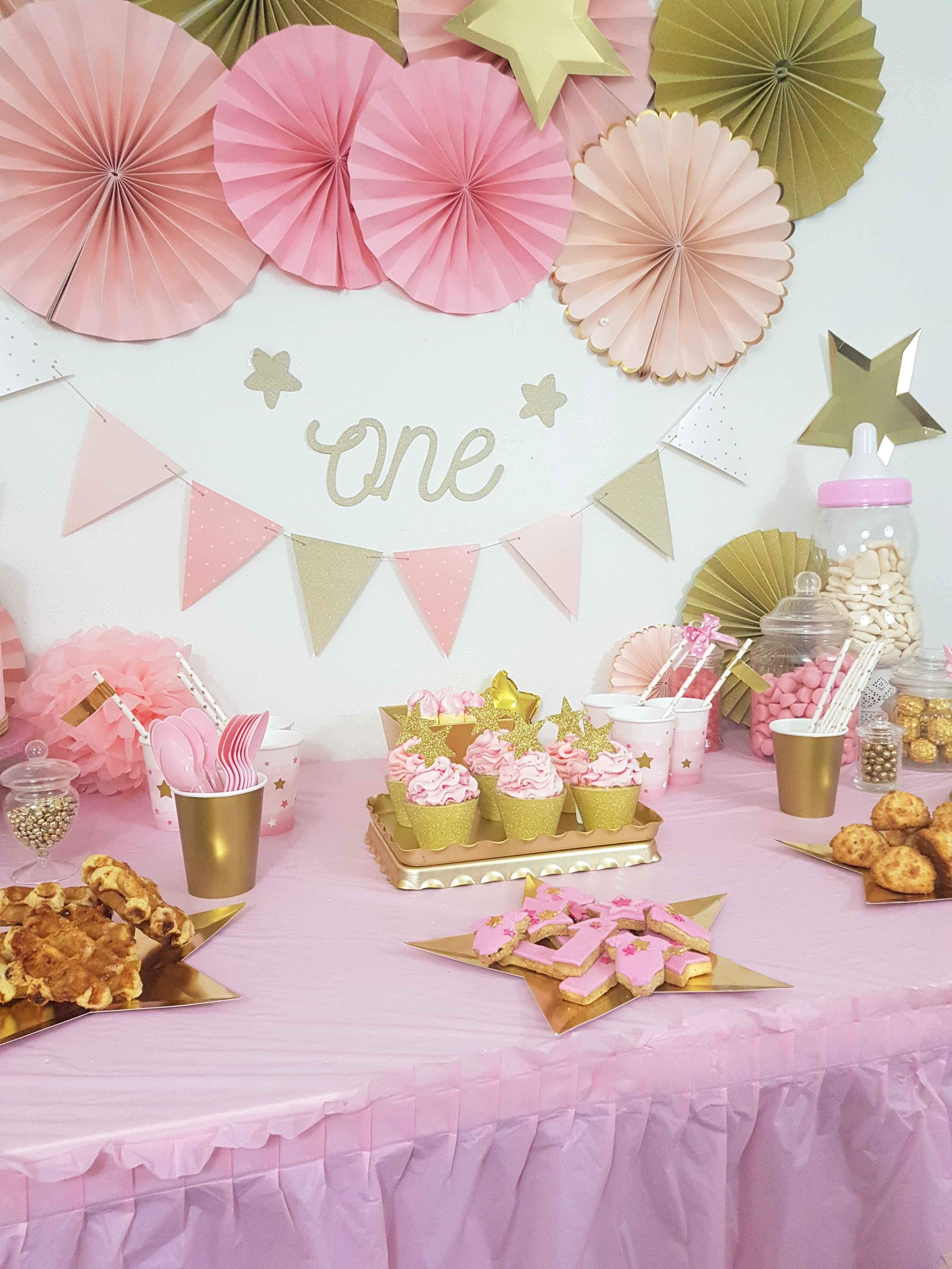 Décor de gâteau : 6 étoiles premier anniversaire 1st Birthday dorées 10 cm  - Party deco