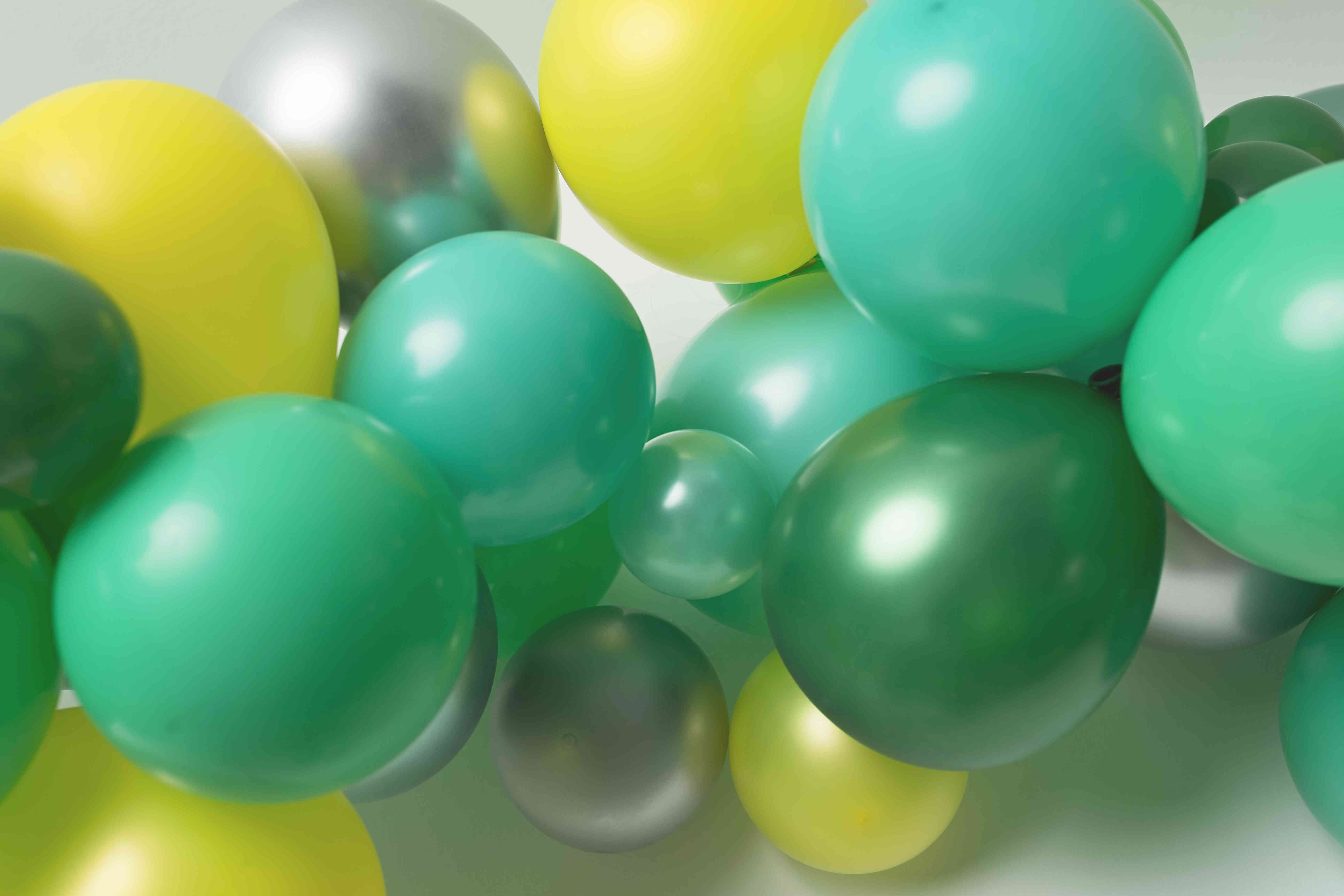 comment réaliser une grappe décoration de ballons organiques en latex