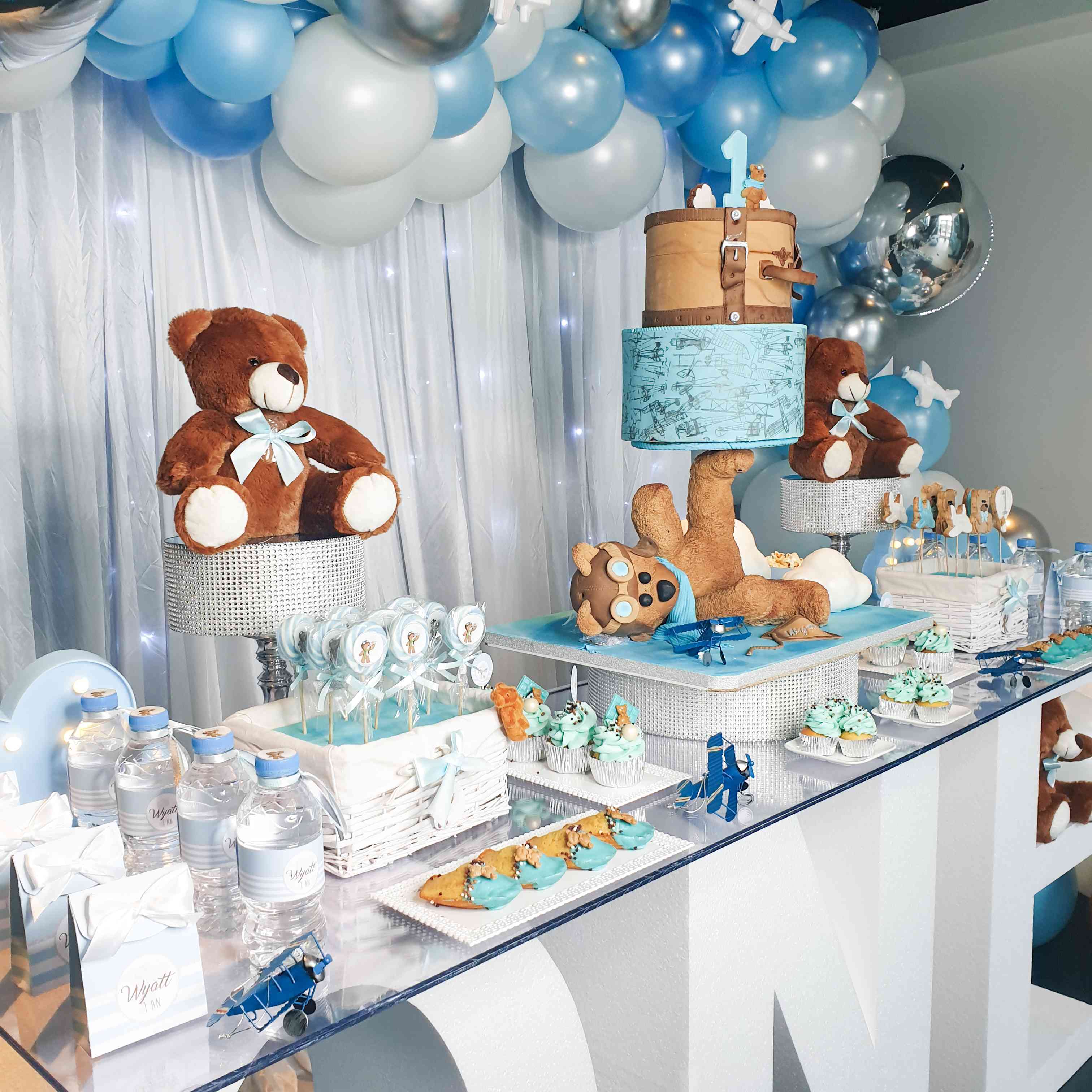 Un premier anniversaire Prince et Ourson : bleu, blanc, argent et ballons