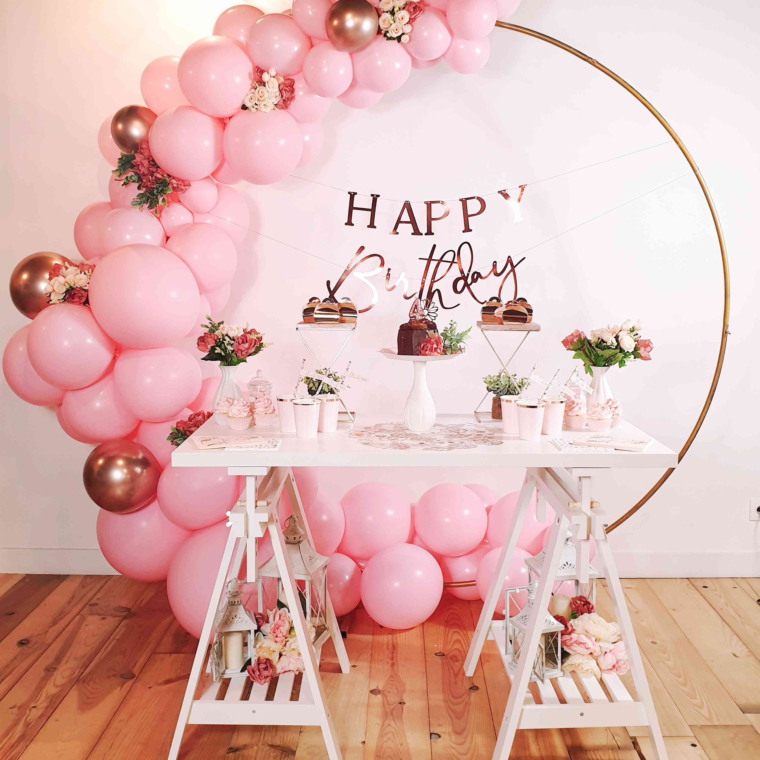 decoration anniversaire liberty rose avec cerceau de ballons