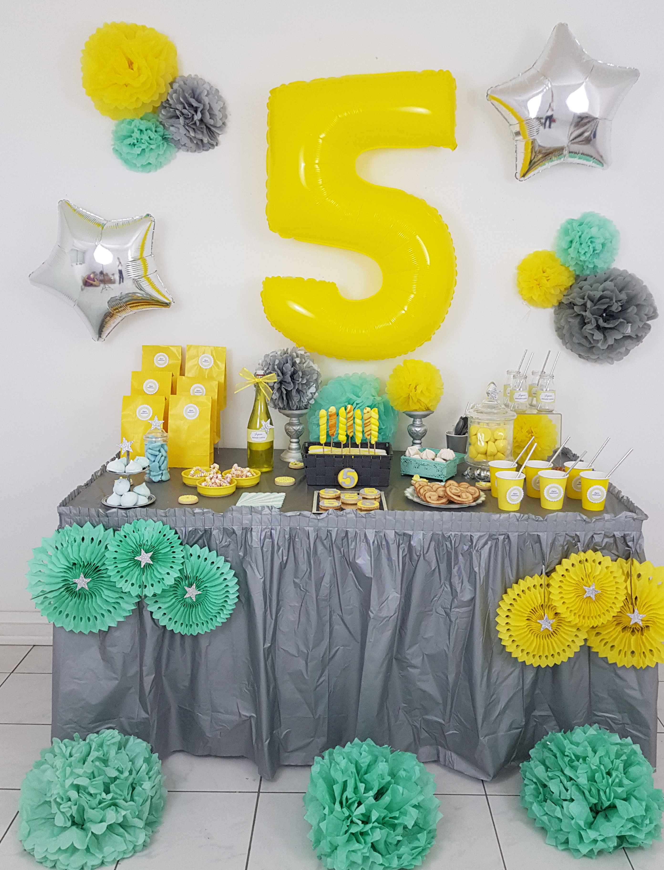 anniversaire de samuel 5 ans en jaune gris argent et mint