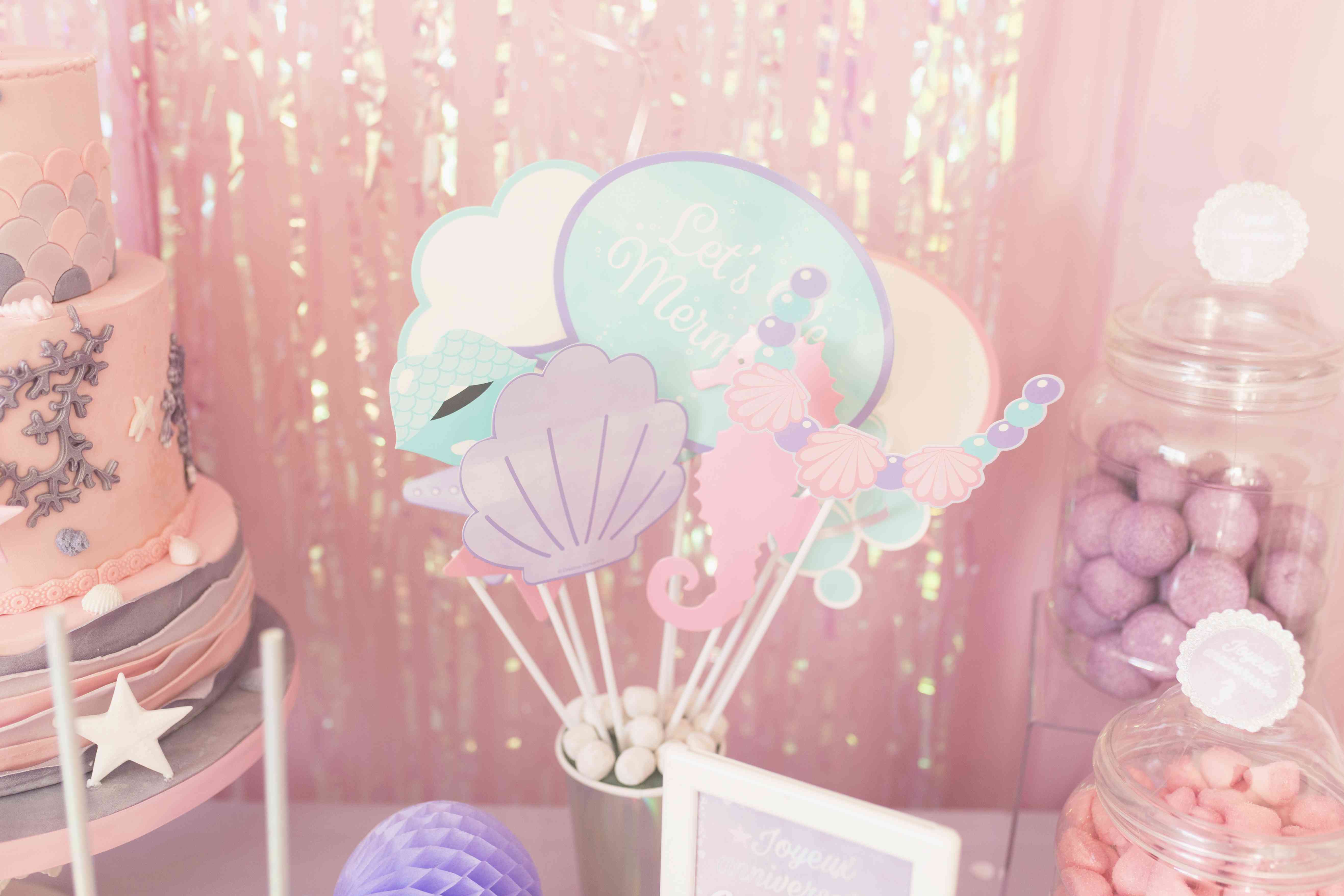 Organisation Anniversaire Fille Theme Sireme Holographique Et Pastel