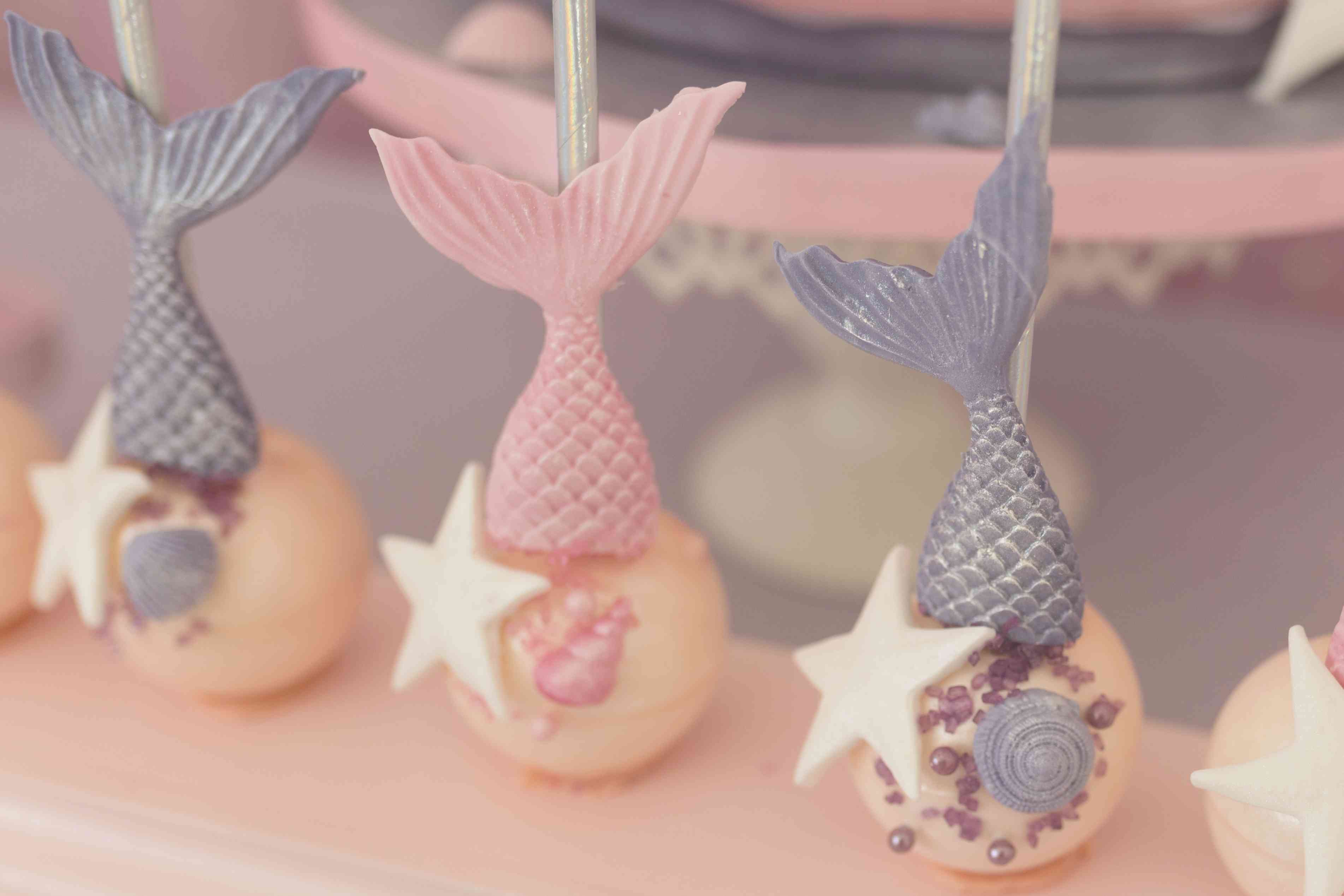 Organisation Anniversaire Fille Theme Sireme Holographique Et Pastel