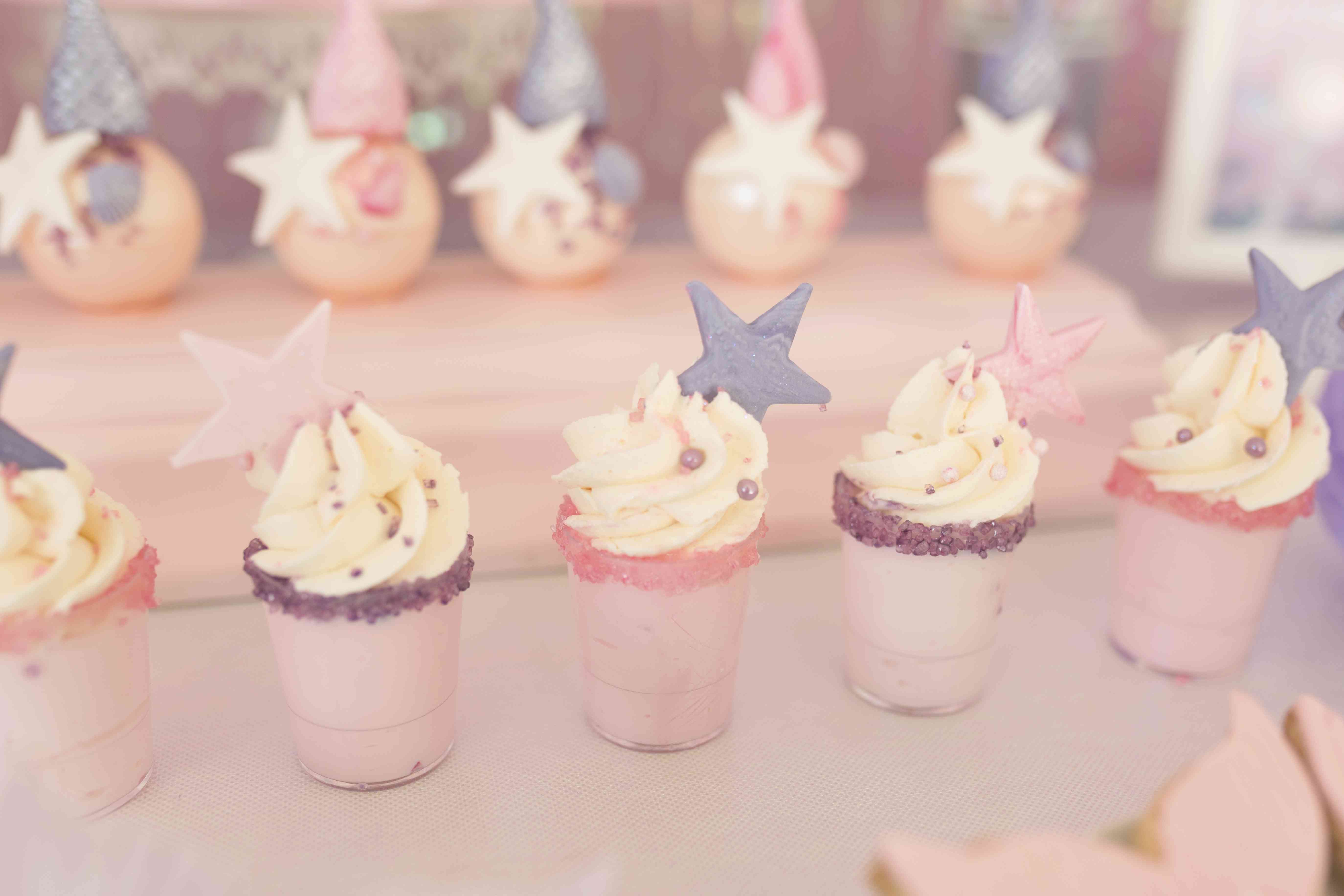 Organisation Anniversaire Fille Theme Sireme Holographique Et Pastel