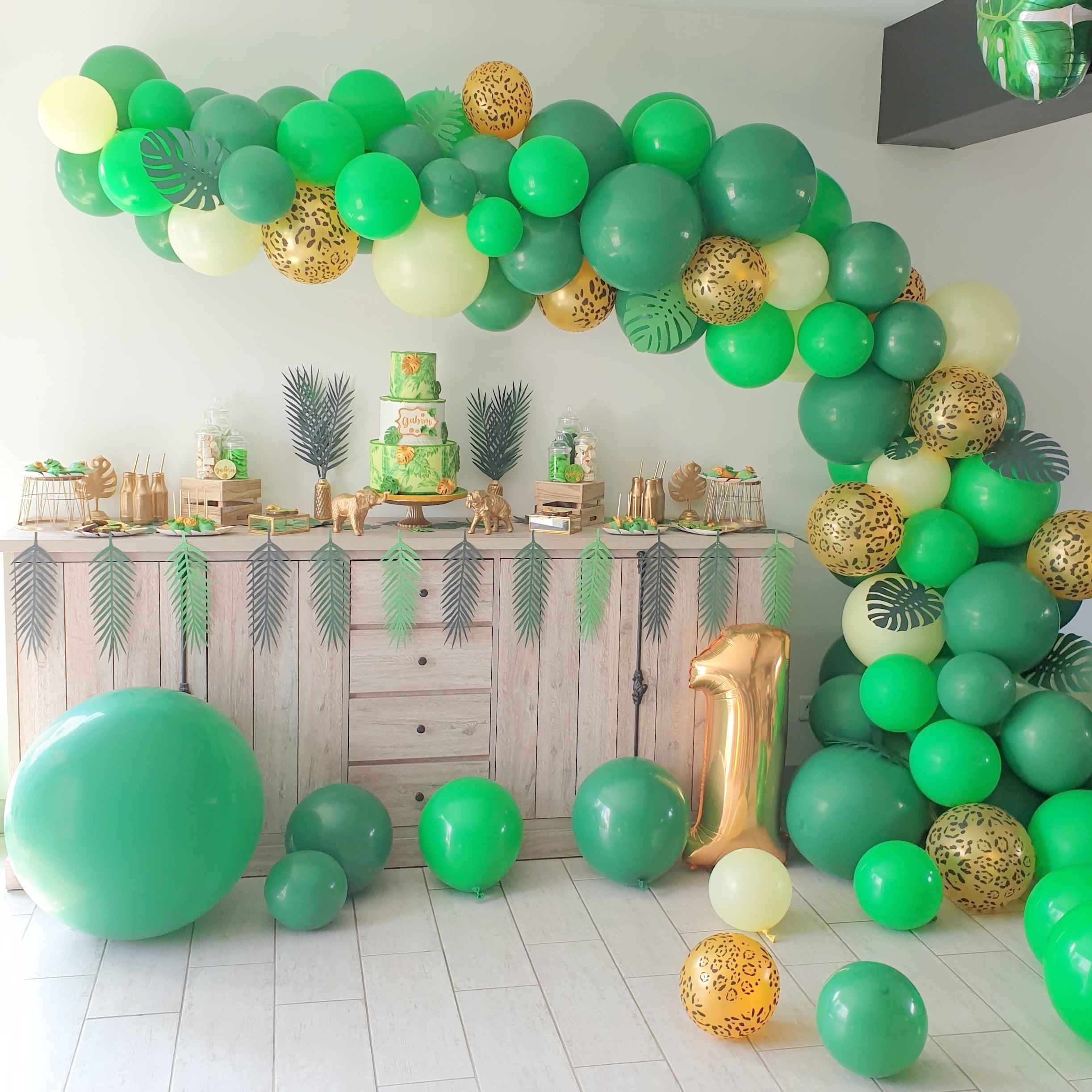 premier anniversaire thème jungle tropical chic vert et doré