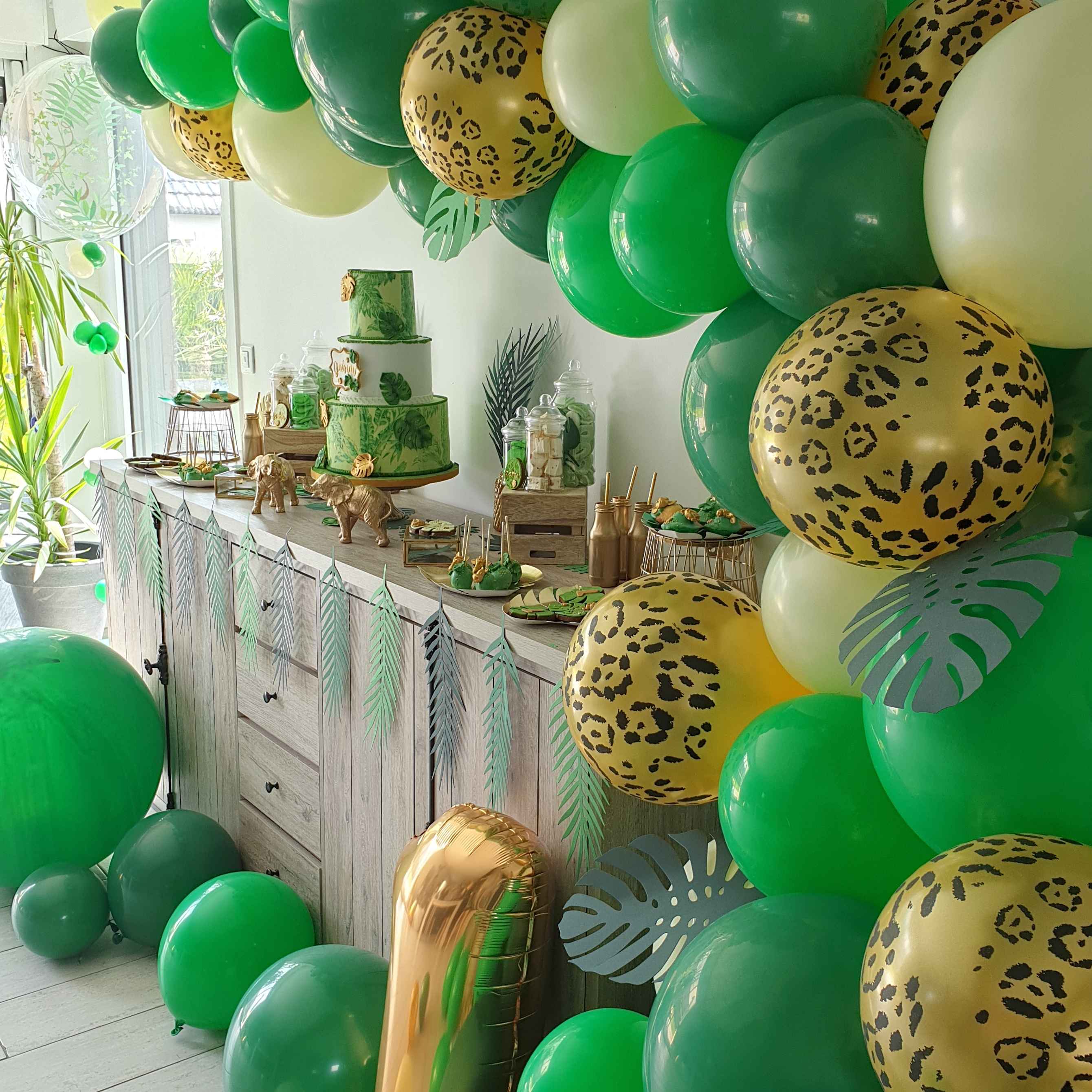 decoration anniversaire jungle party zèbre noir blanc et vert