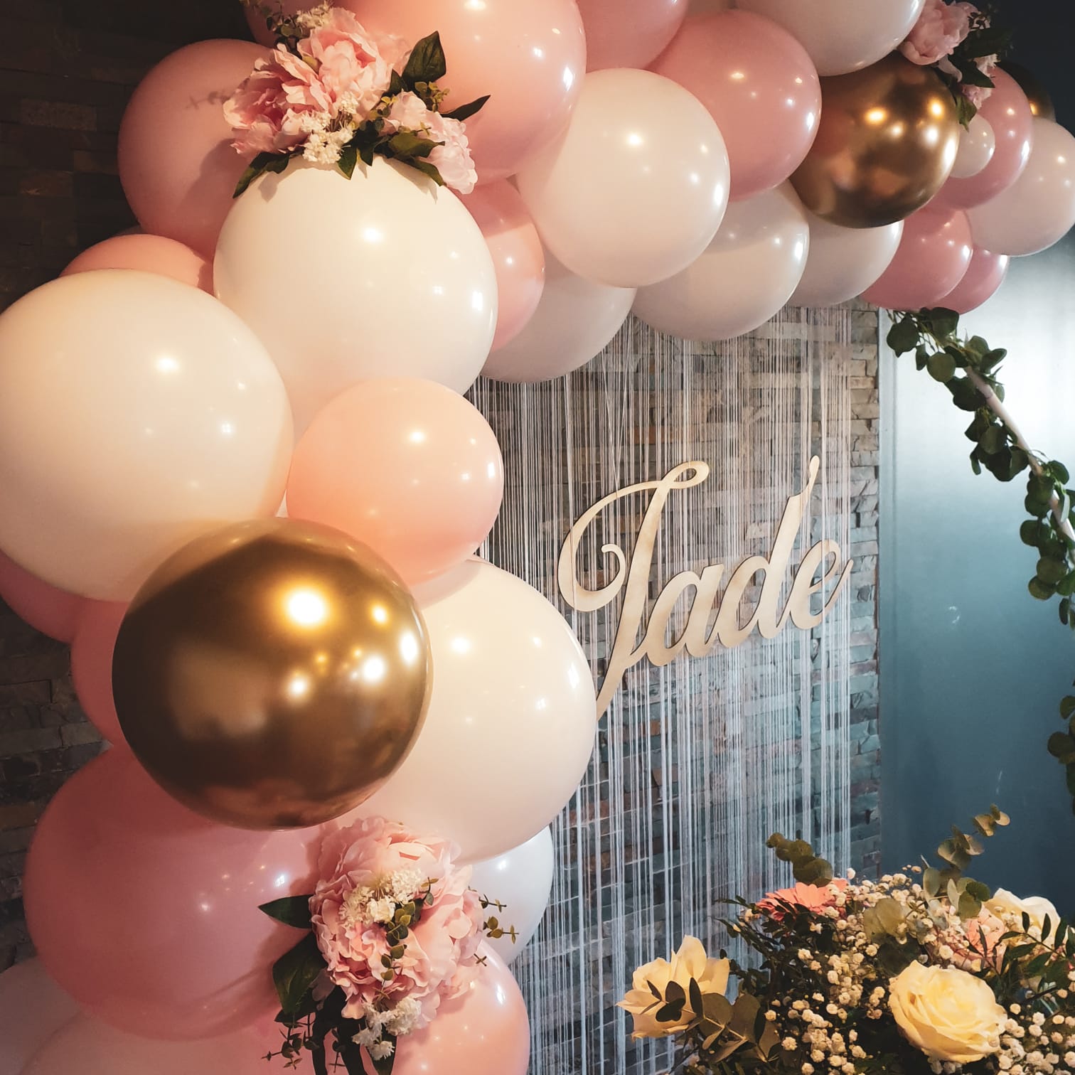 Composition ballon Montgolfière avec ballon transparent, mini-ballons,  arrangement fleurs