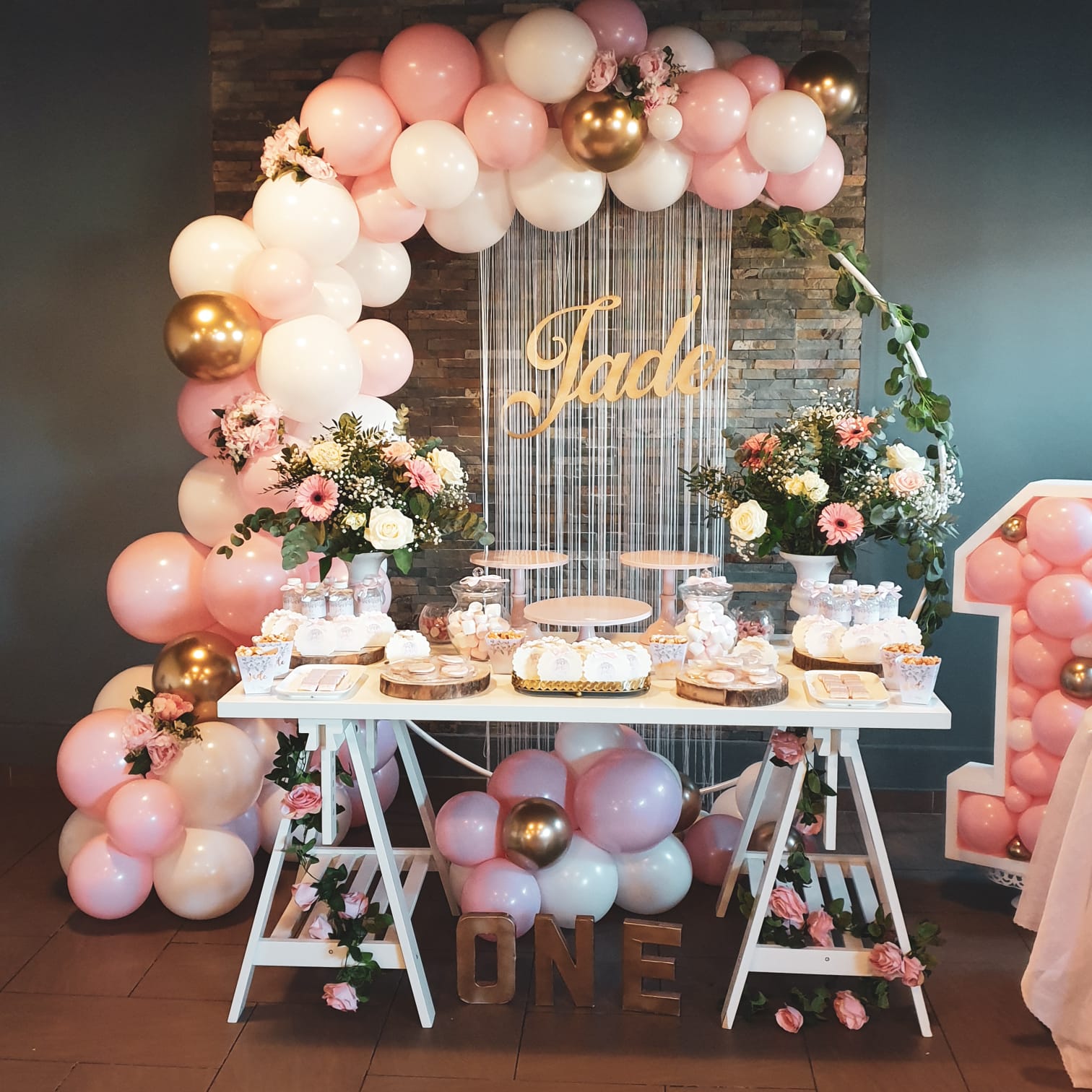 Decoration Anniversaire 1 an Fille Garcon, Anniversaire 1 an Decoration de  Fête en Beige Blanc Or Ballons Anniversaire,1 An Chapeau, Anniversaire  Photo Bannière pour 1 an Décorations de Bebe Fête : 