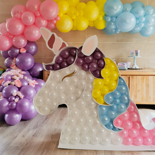 un fond à rayures pastel, la collection anniversaire licorne dorée est l'une des collections préférées pour un anniversaire cheval / licorne