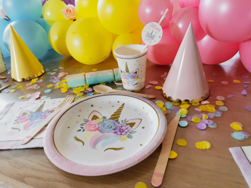 écoration de table anniversaire enfant, la vaisselle jetable thème licorne