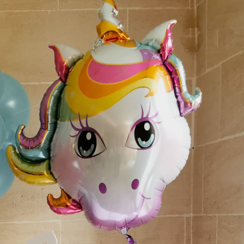 ballon licorne gonflé à l’hélium.