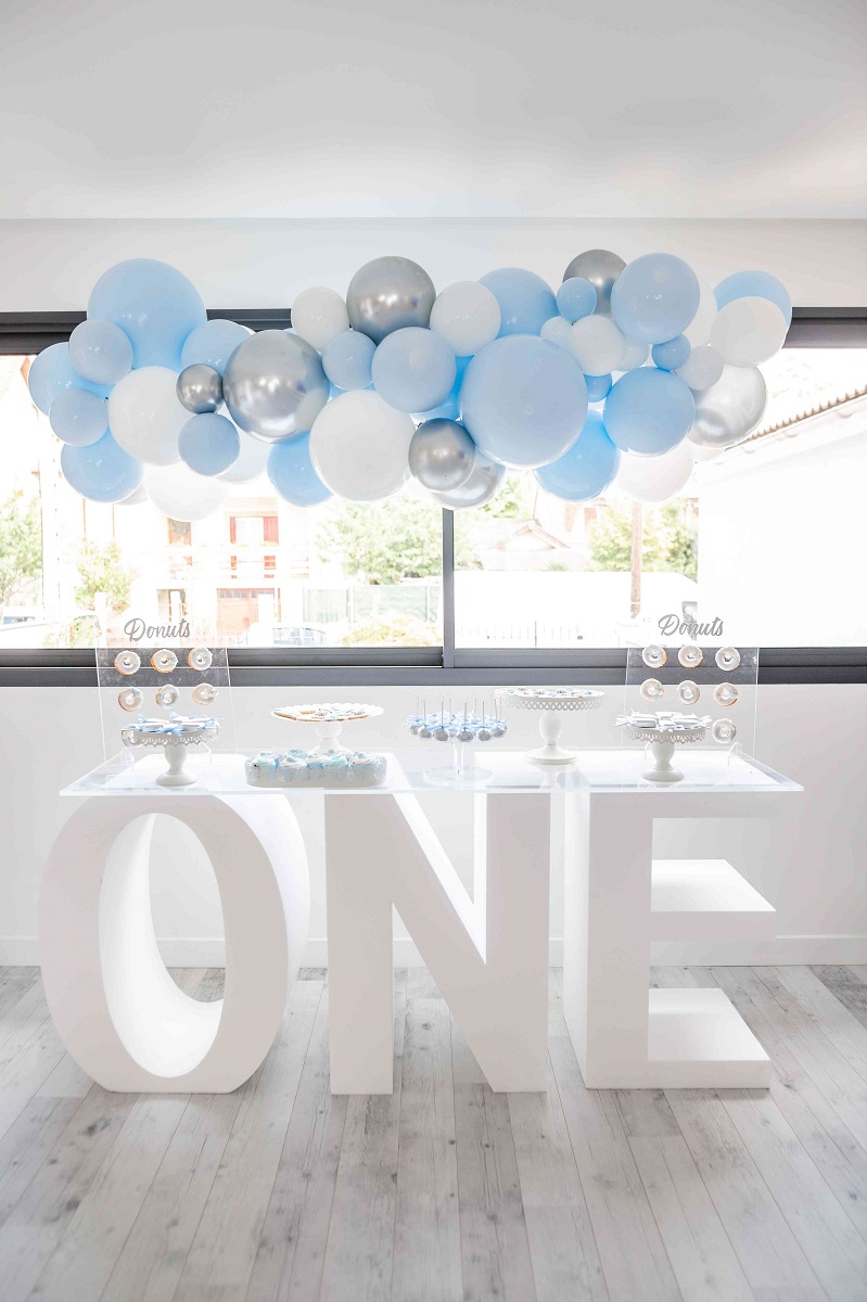 decoration premier anniversaire garcon bleu pastel et argent