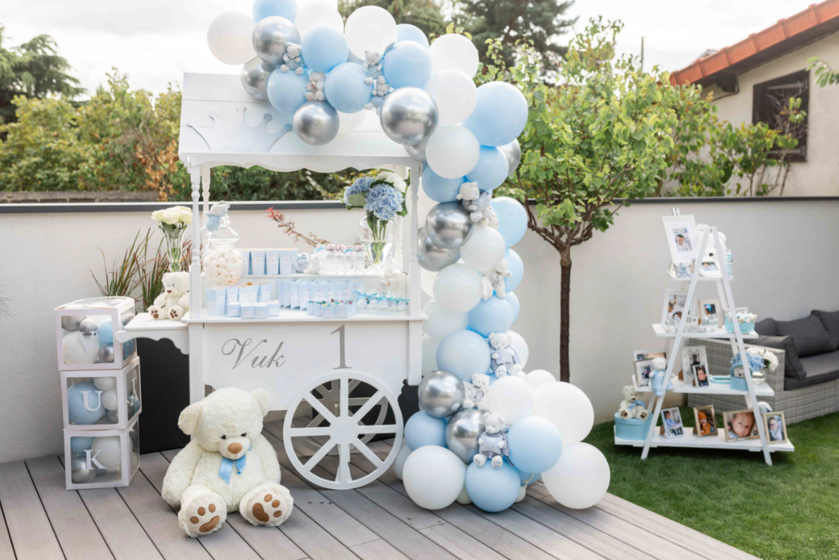 Un premier anniversaire Prince et Ourson : bleu, blanc, argent et ballons