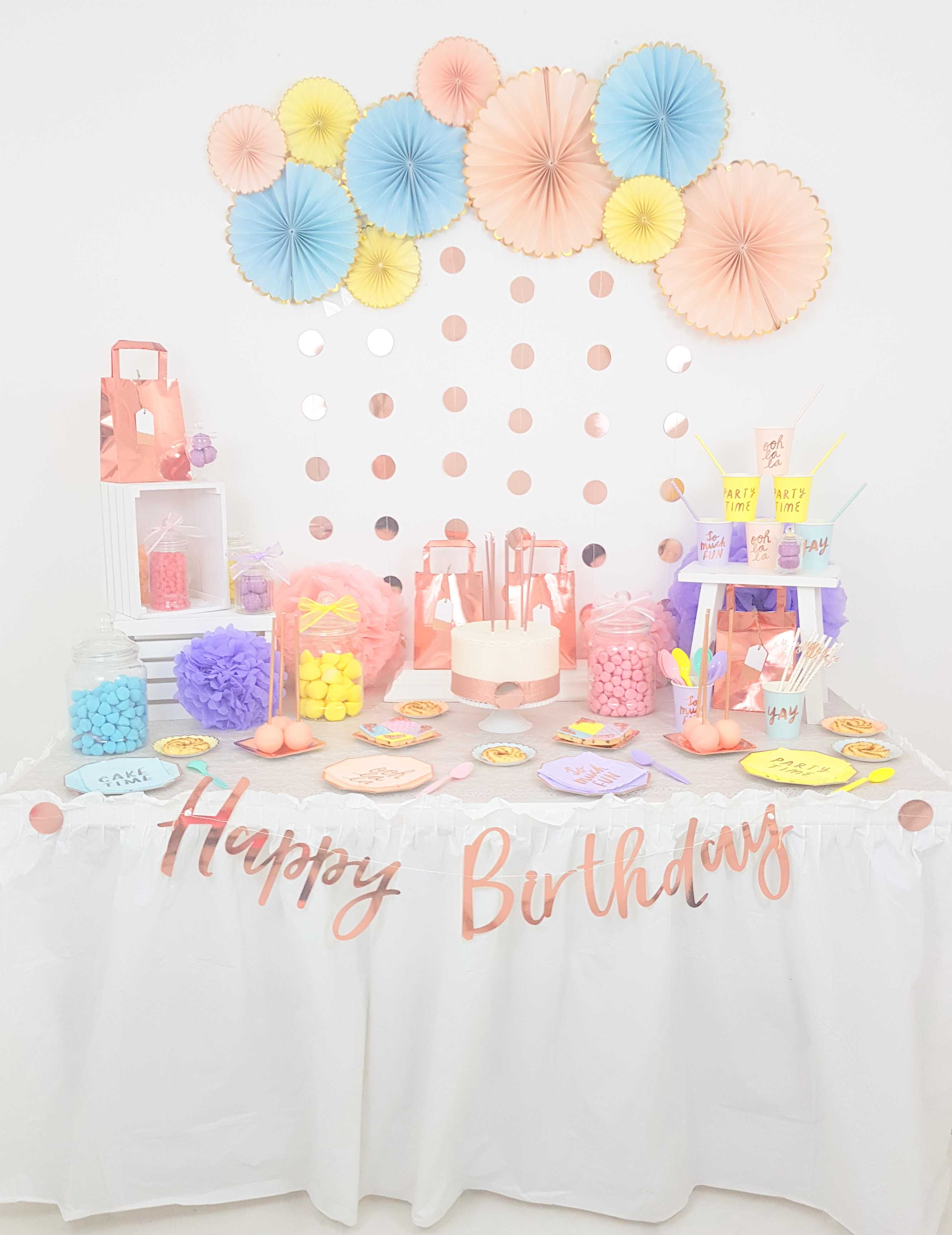 Fête D'anniversaire Pour Enfants Avec Décoration Pastel Colorée Et