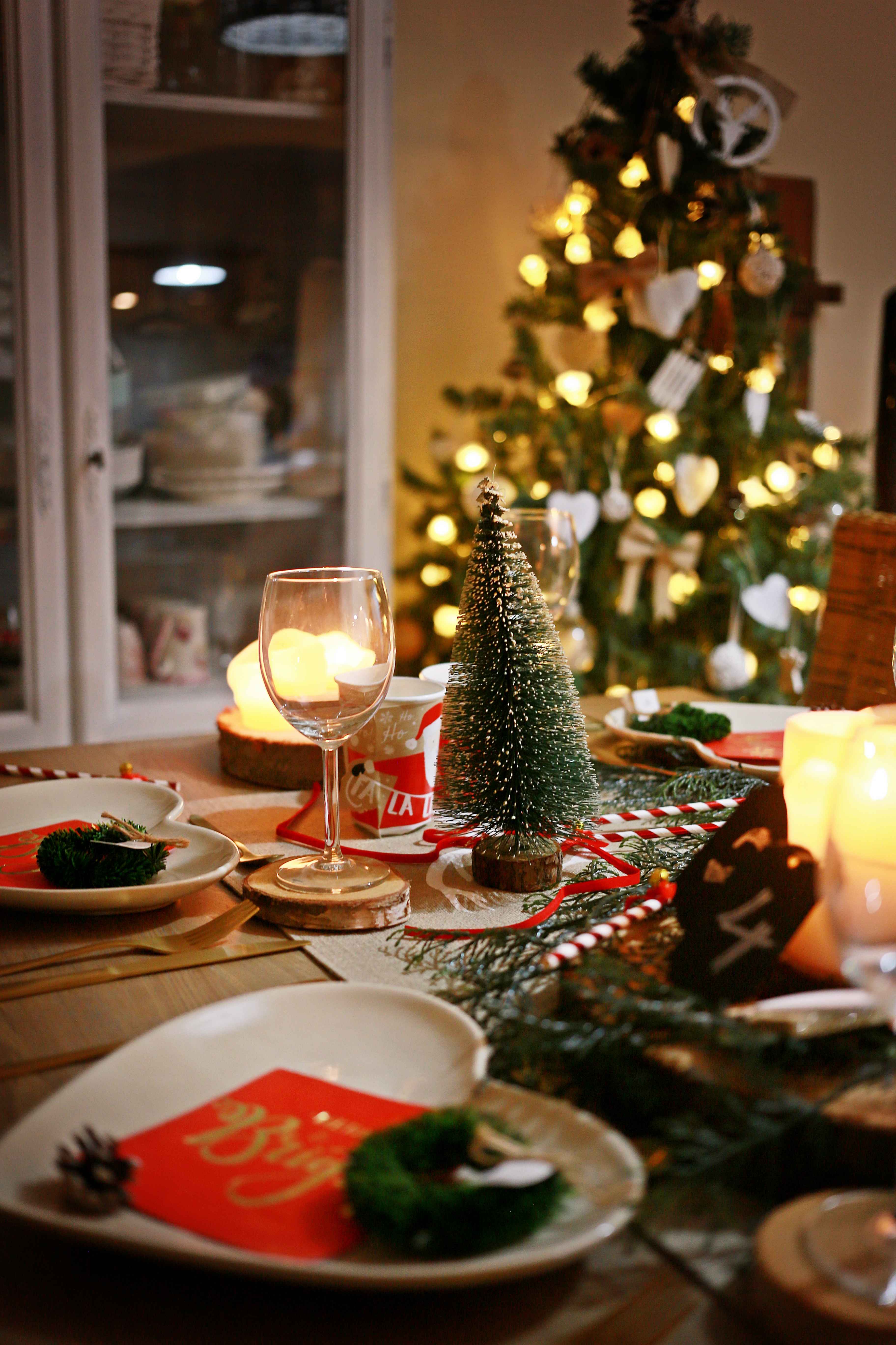Service De Table De Noël Jetable 112 Pièces Pour 16 Invités - Flocons De Neige, Vaisselle Rouge Et Blanc Festive Avec Assiettes, Gobelets, Serviettes Et Couverts En Bois