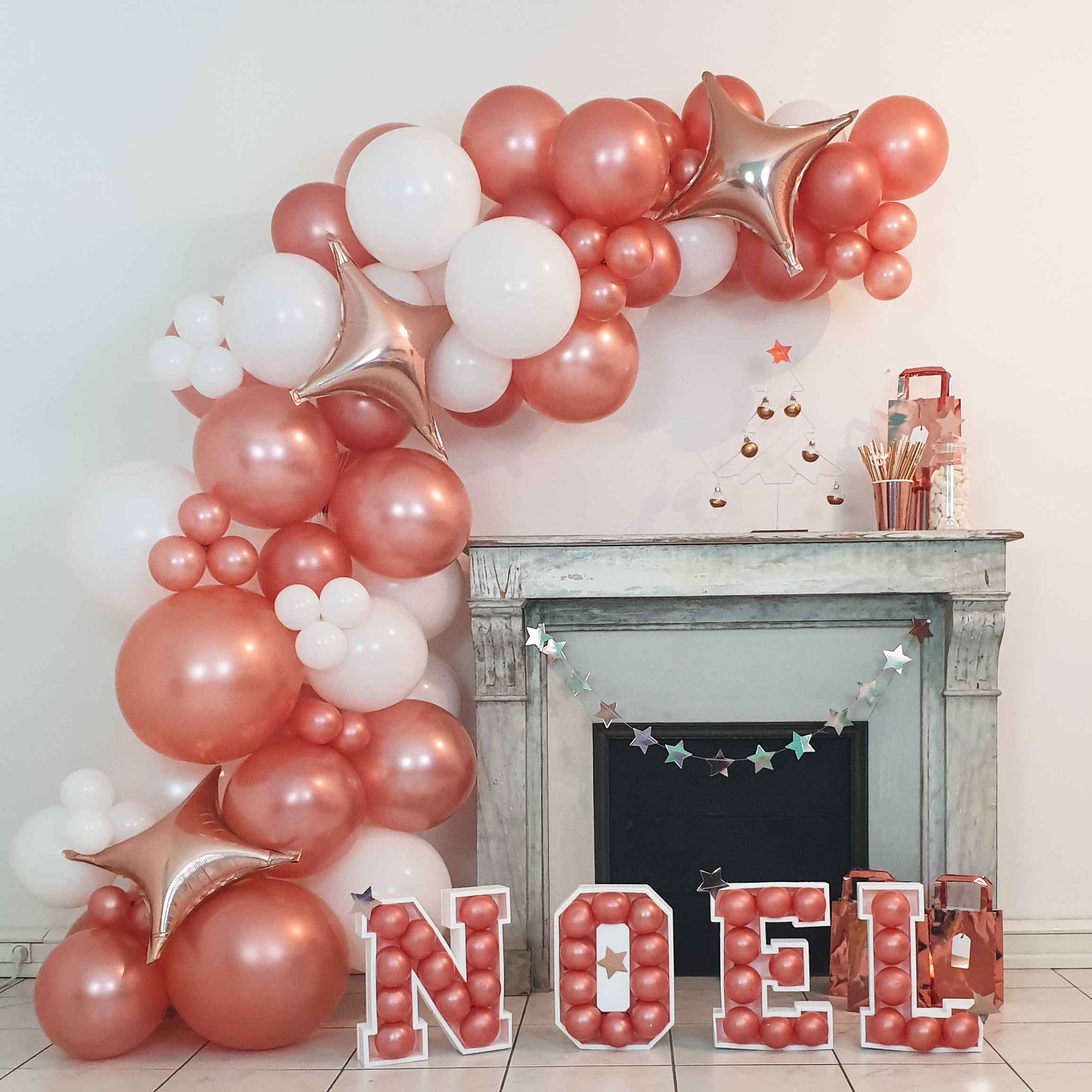 jolie arche de ballons rose gold pour Noël inspiration fêtes de fin d'année