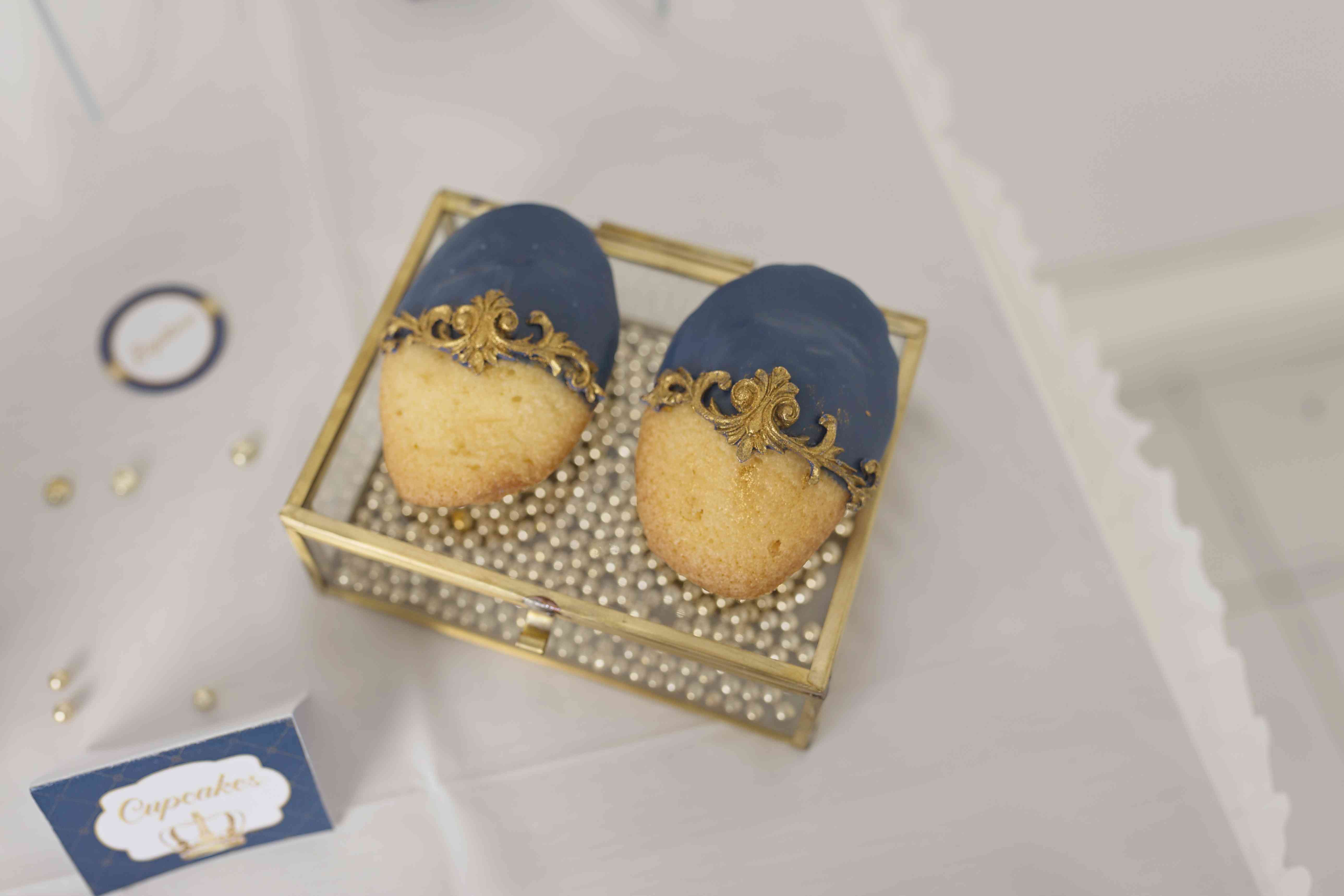 Dekora Figurine Gâteau Baptême Garçon Marin 10cm - Résine Bleu Foncé