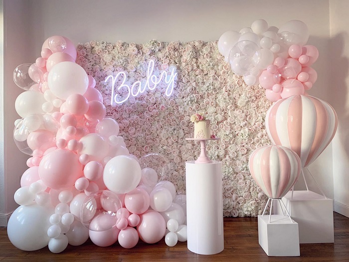 La Femme Fête Ses 30 Ans. Décorations D'anniversaire Avec Des Ballons Et  Des Confettis De Couleur Blanche Et Rose Pour La Fête Sur Un Fond De Mur  Blanc. Concept Ballon 30 Ans.