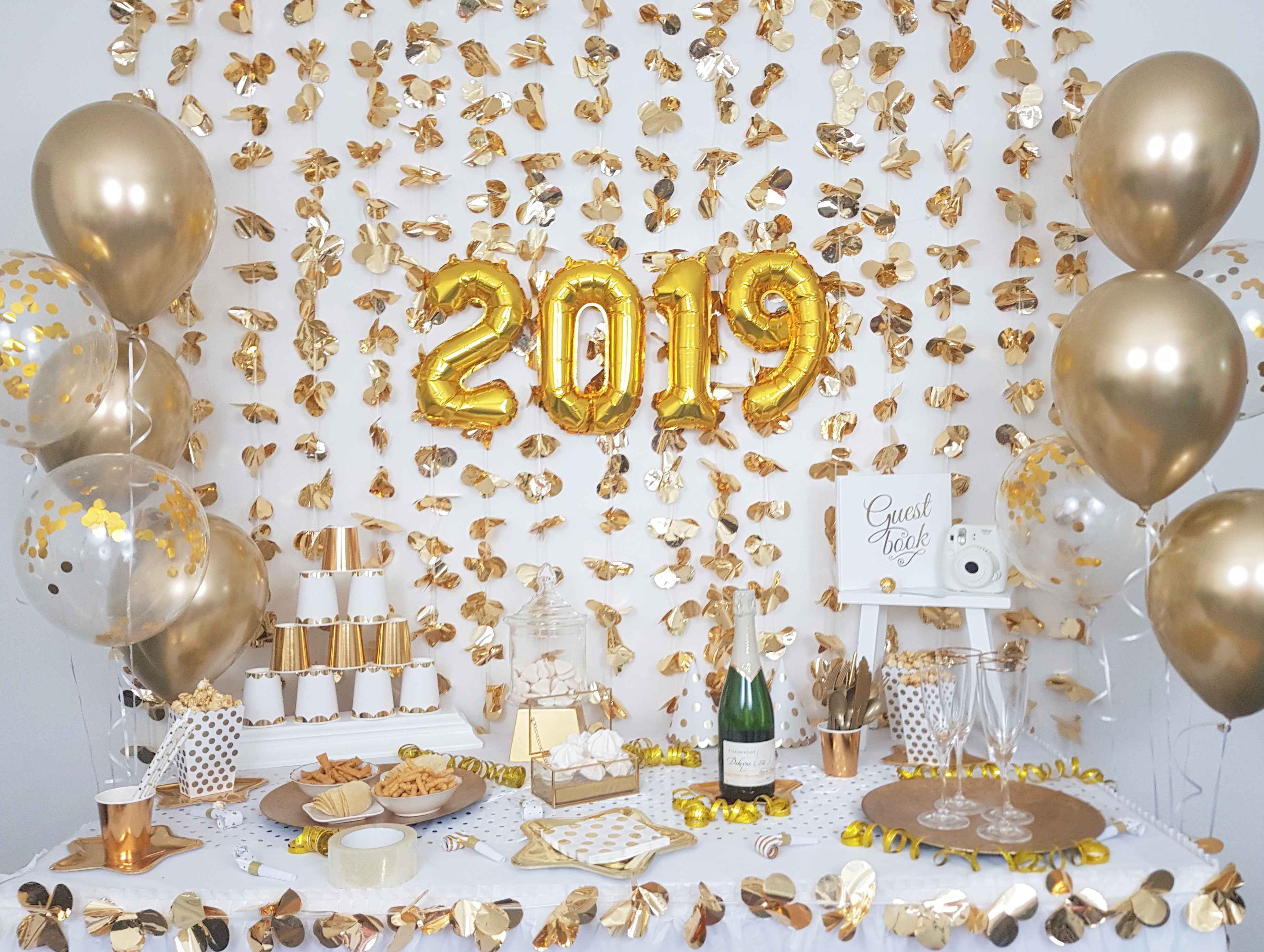 décoration nouvel an en blanc et doré
