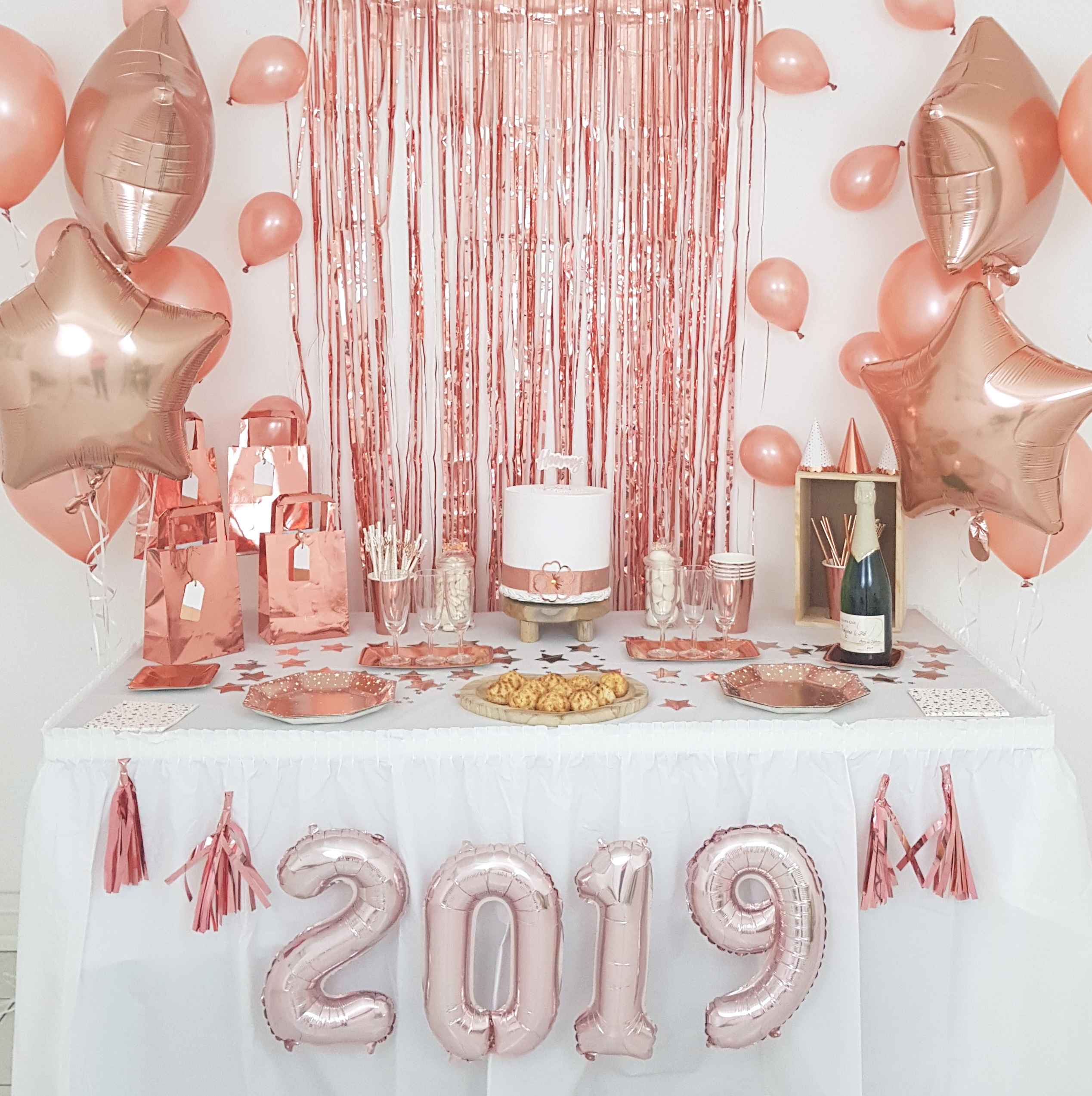 Décoration de table 18ans anniversaire blanc & rose gold étincelant.