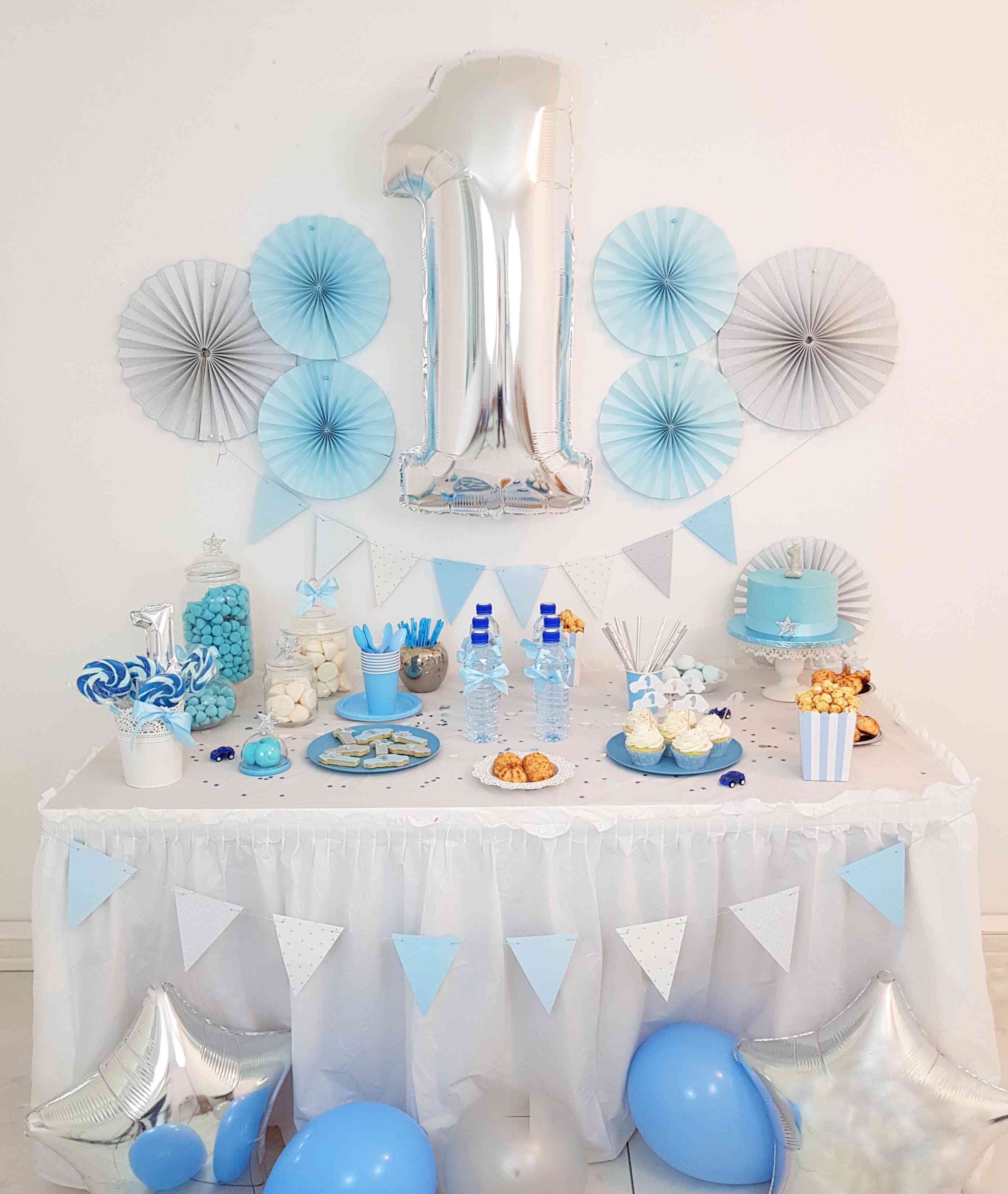 decoration premier anniversaire garcon bleu pastel et argent