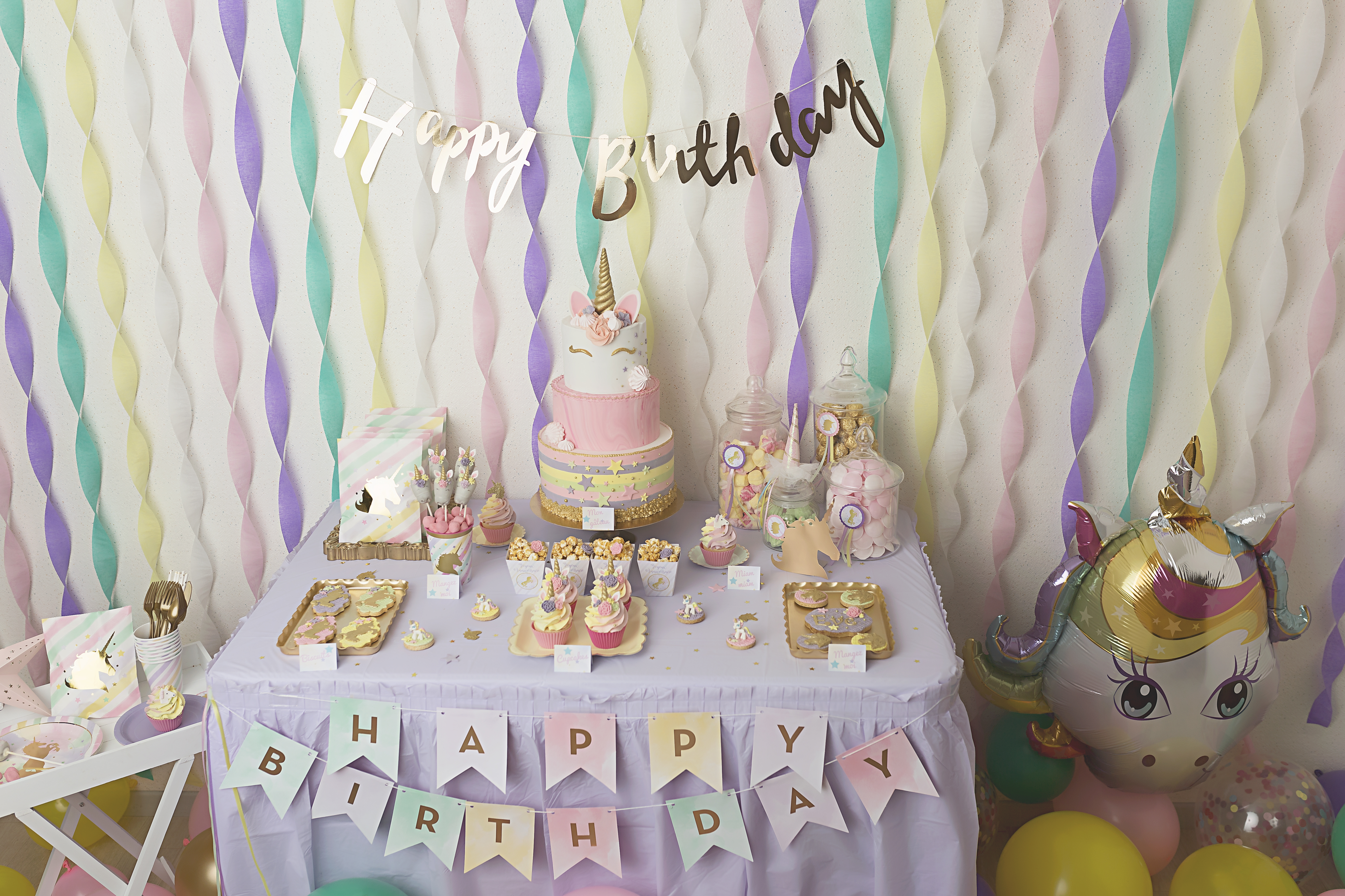 Fête D'anniversaire Pour Enfants Avec Décoration Pastel Colorée Et