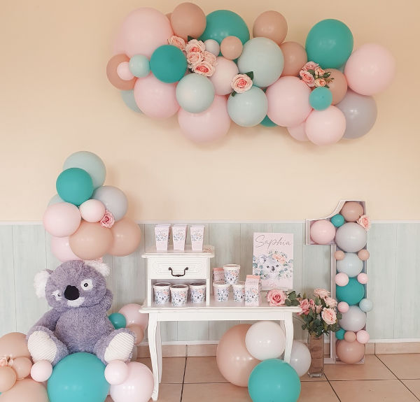 Une décoration en ballons organiques thème Koala pour un premier  anniversaire