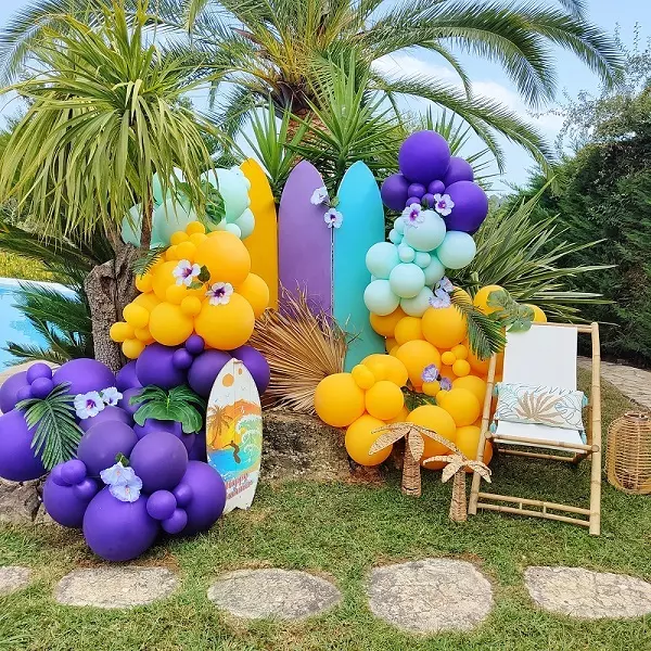 Décor en ballons organiques sur le thème de l'été, le soleil, les vacances