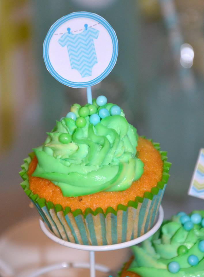 nombreuses gourmandises sucrées comme les cup cakes de baby shower.