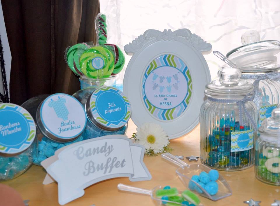 une décoration mariant bleu et vert pour sa fête de grossesse