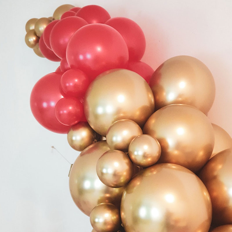 Arche de ballons organiques rouge et doré chromé