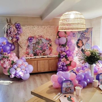 Retour sur la magnifique décoration réalisée par @monjjbynoubtek pour Tiffany. Sublime décor plein d'originalité ❤️Scénographie et papetière @monjjbynoubtekBallons, mur de fleurs et fleurs intemporelles @mybbshowershopMerci @merepasparfaiteetalors et @perepasparfaitetalors pour votre confiance au fil des années ❤️❤️❤️❤️ C'est un plaisir de voir grandir vos loulous 😘🎈#mybbshoweracademy #mybbshowershop #anniversaireencanto #encanto #anniversaireparis #compiegnemaville #eventplanner #balloondesigner60 #oise #monjjbynoubtek #ballons #fete #kidsbirthdaypartyideas #kidsparty #instaparty #ballonsorganiques #organicballoons