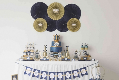 Le baptême royal de Nathan en bleu marine et doré - Sweet table
