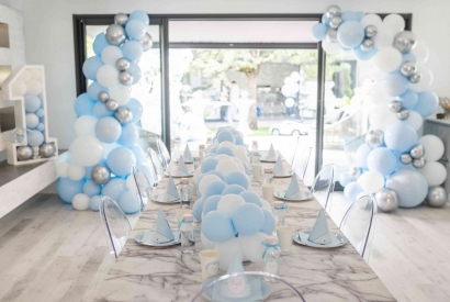 Décoration premier anniversaire tendance en bleu pastel et argent