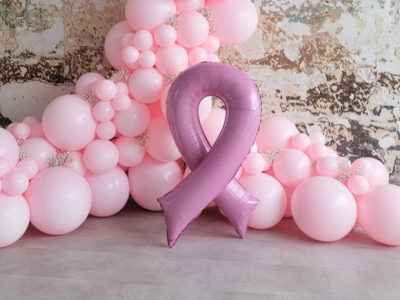 Un décor Octobre Rose en ballons